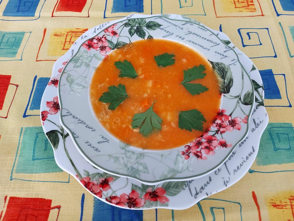 Sopa de tomate con arroz y carne